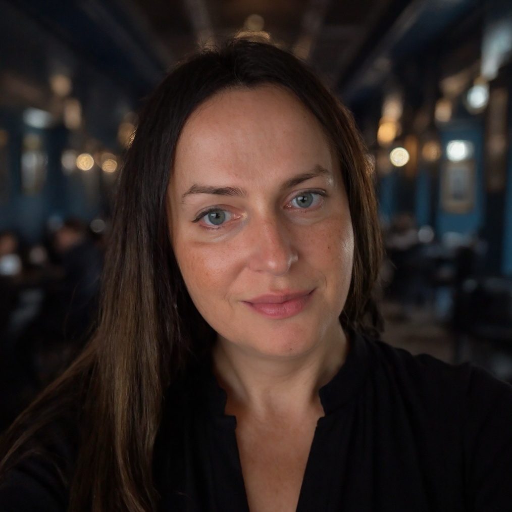 Frau mit Kopfhörern im Studio – symbolisches Bild für Lunara Musik