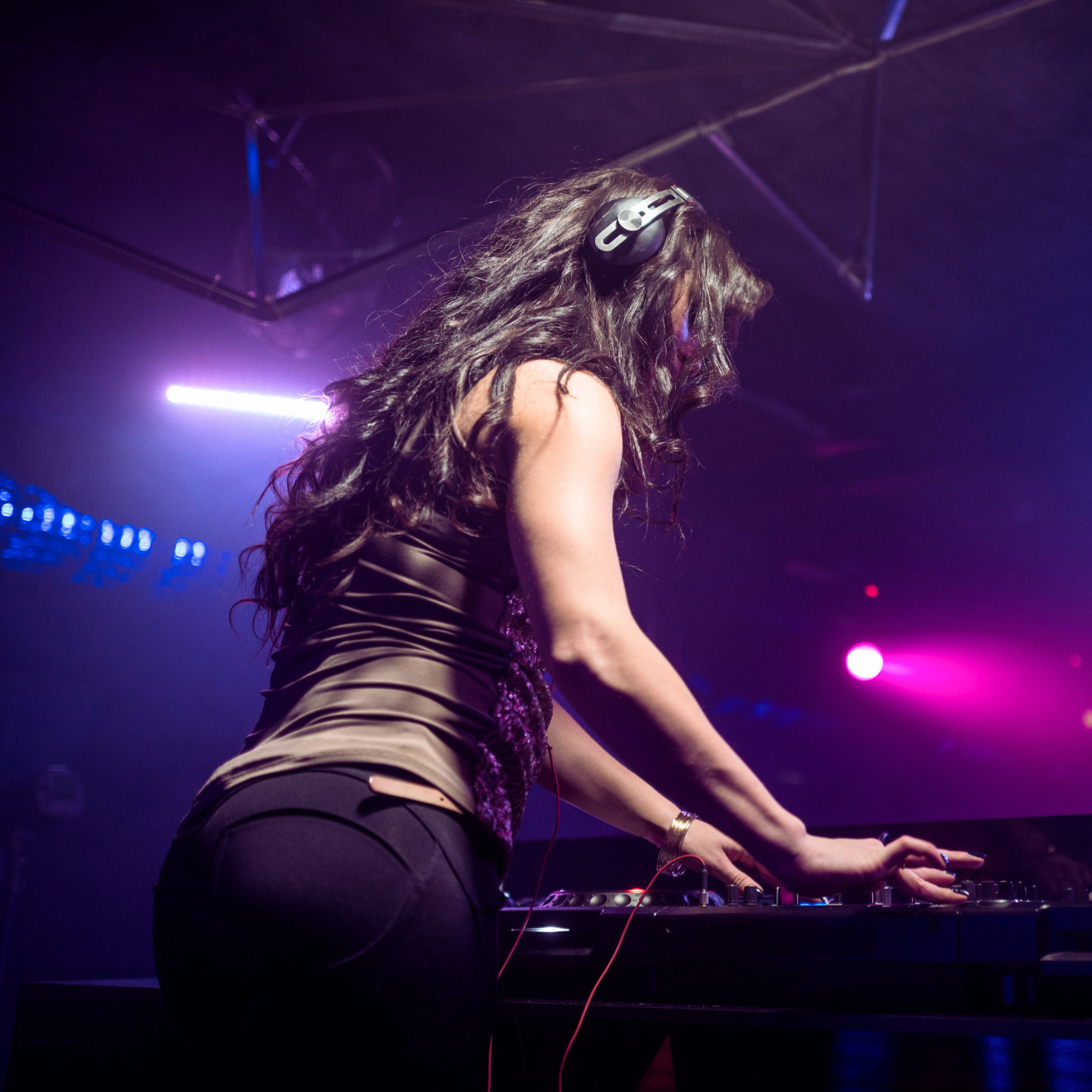 Lunara live an den Decks – energiegeladene DJ-Sets für unvergessliche Nächte DJ Lunara legt live auf und begeistert das Publikum mit energiegeladenen Dance- und Trance-Beats.